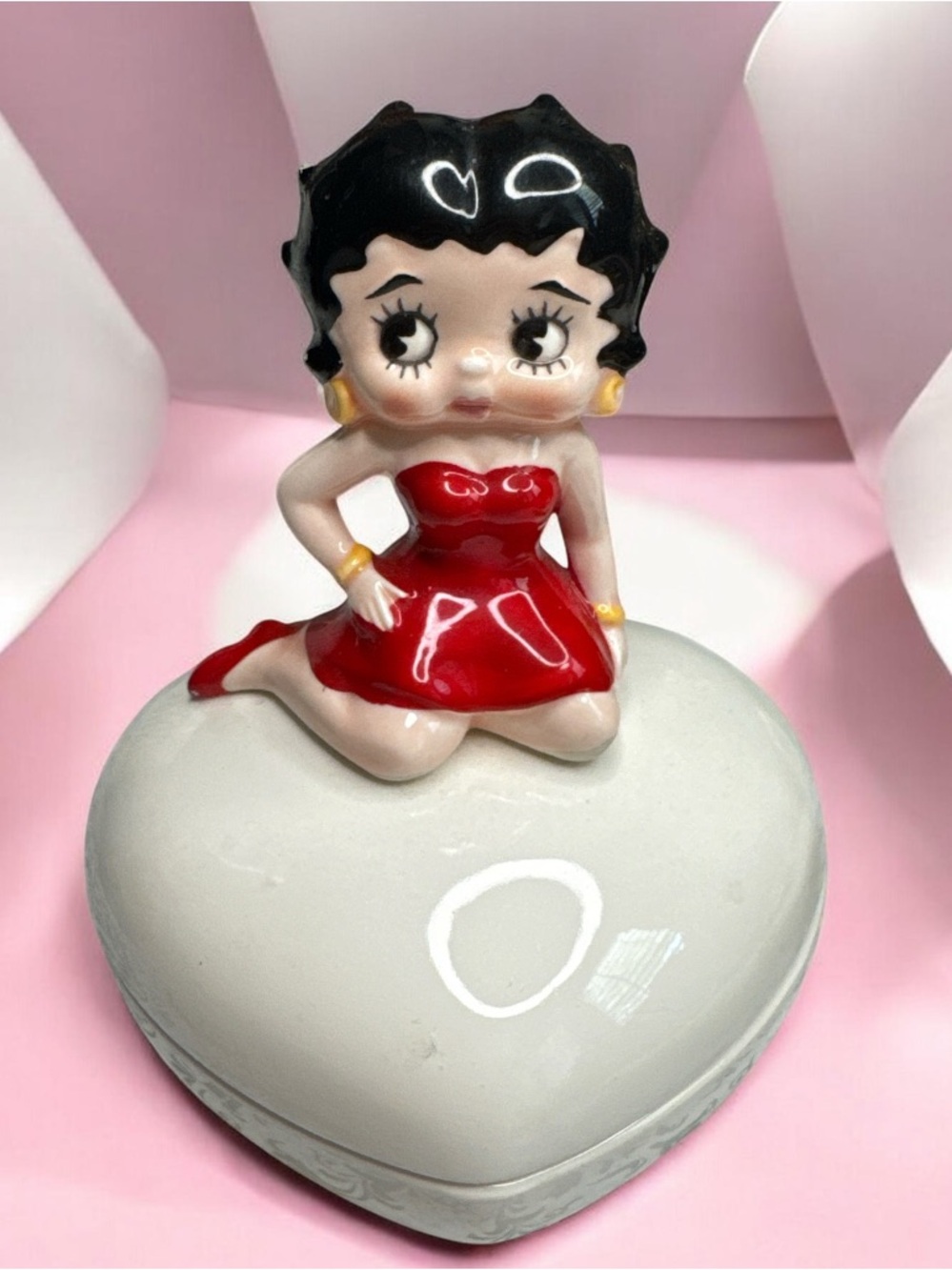 Vandor Vintage 1993 Valentine Betty Boop Sitting on Heart Trinket Box